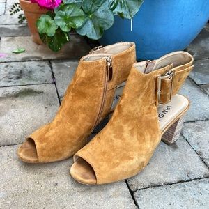 Vaneli Bisa saddle tan cognac suede sandal 7.5